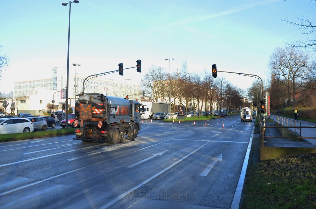 Bagger verliert Oel VU Pkw Koeln Ehrenfeld Innere Kanalstr Weinsbergerstr P188.JPG - Miklos Laubert